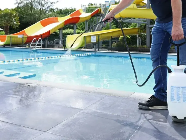 as hero piscina Acasă - Magazin Online Unilift Serv Aplicator care pulverizează tratament antialunecare pe plaja unei piscine