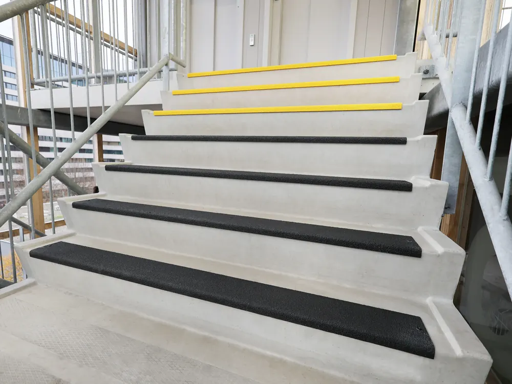 as hero scara grp Acasă - Magazin Online Unilift Serv Scară de beton cu trepte antiderapante negre din GRP și muchii galbene de contrast