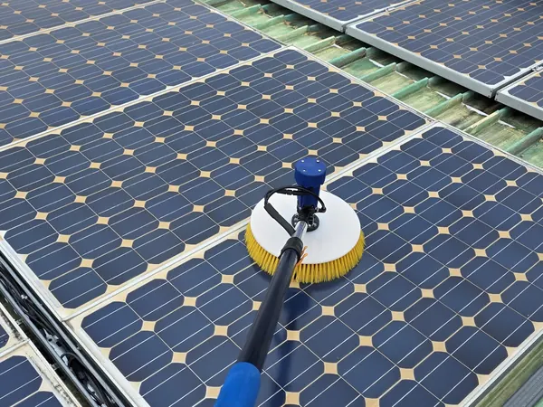ps hero 2 600 Acasă - Magazin Online Unilift Serv Peria electrică UnicleanSolar, cu disc galben, pe lance, pe un panou fotovoltaic