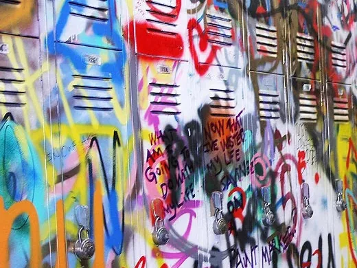 sg hero dulapuri Acasă - Magazin Online Unilift Serv Dulapuri metalice de școală acoperite de graffiti și marker