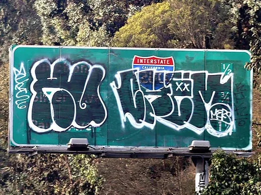 sg hero panou autostrada Acasă - Magazin Online Unilift Serv Panou rutier vandalizat cu graffiti, pe marginea unei autostrăzi