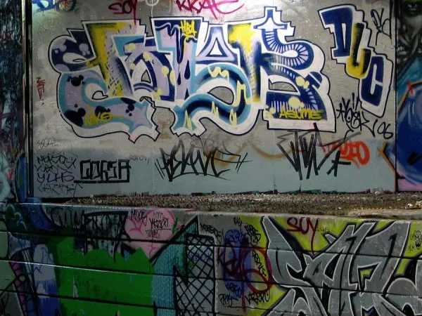 sg hero zid caramida Acasă - Magazin Online Unilift Serv Zid de cărămidă acoperit complet de graffiti colorate